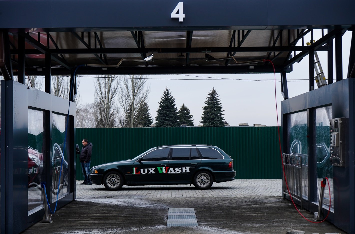 Металлический каркас поста автомобильной мойки самообслуживания