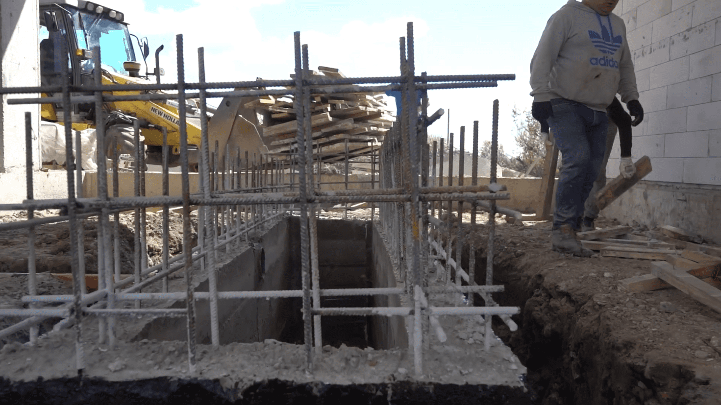 Армирующая сетка из арматуры для повышения прочности бетонной конструкции