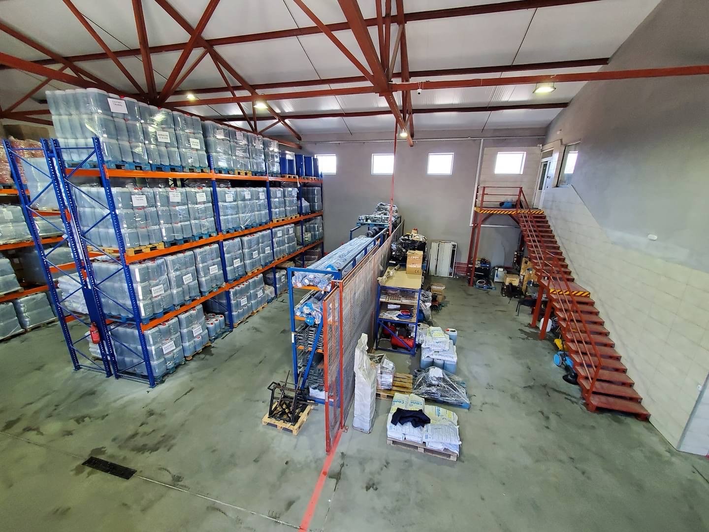 Склад с оборудованием для мойки самообслуживания