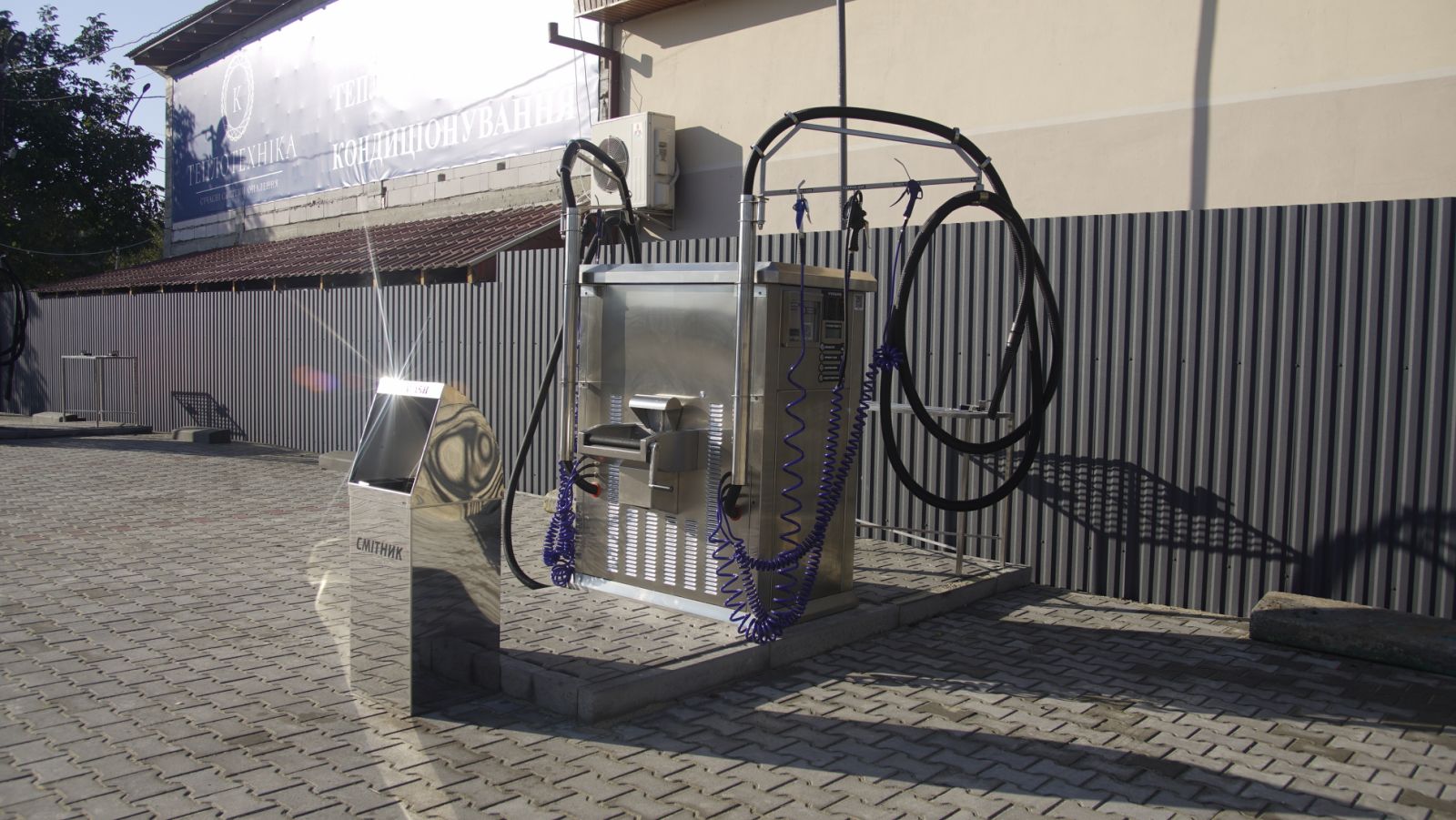 Пылесос на автомойке самообслуживания от компании &laquo;LuxWash&raquo;