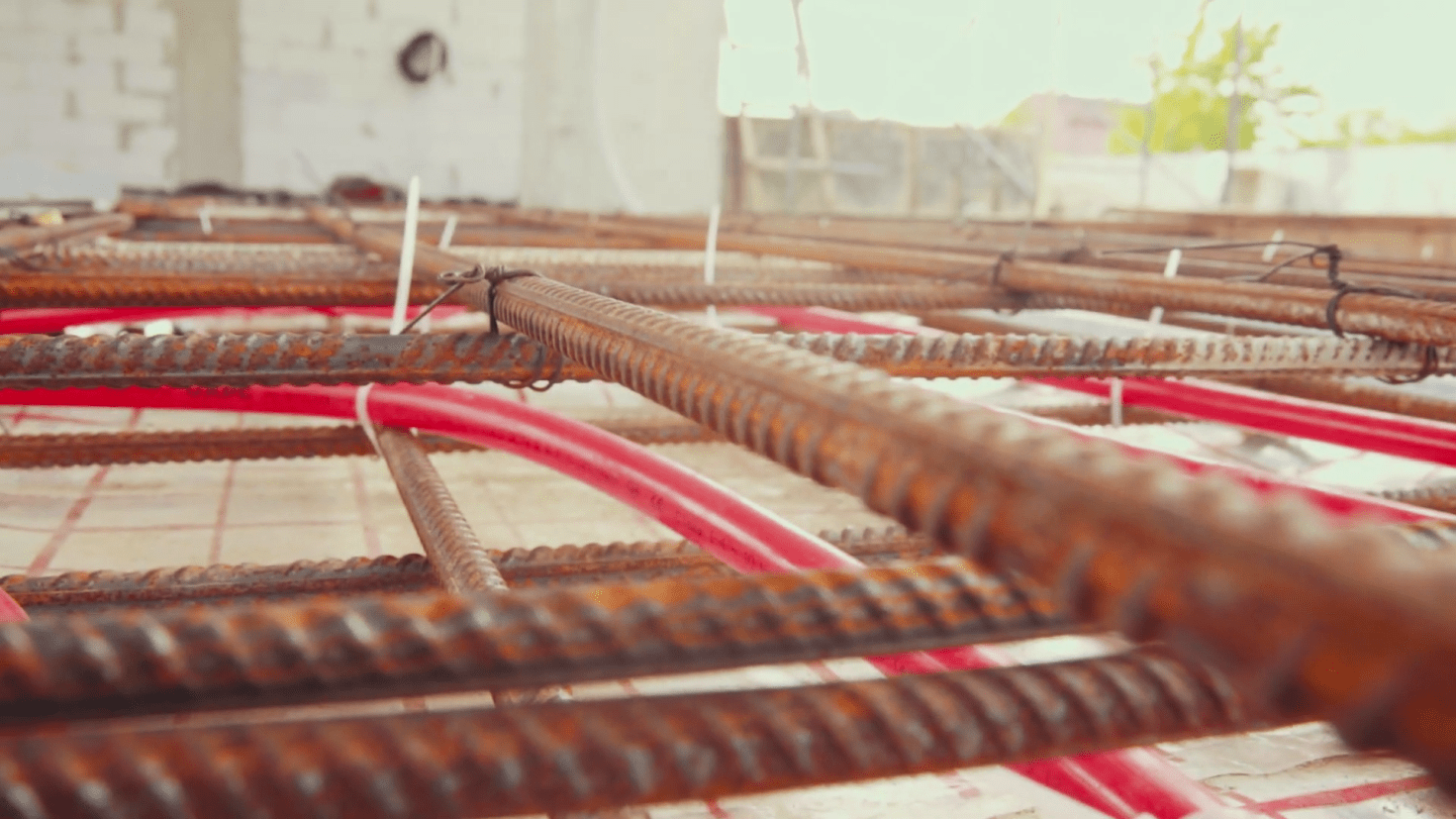 Установка труб и армирование бетона для обустройства теплого пола на автомобильной мойке самообслуживания