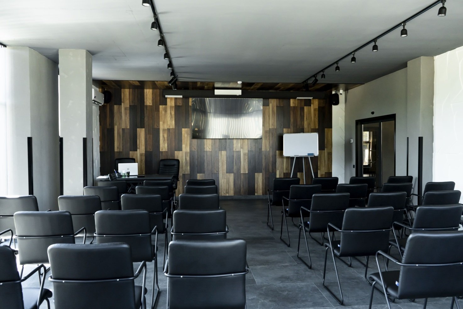 Конференц-зал тренинг-центра для подготовки персонала автомойки самообслуживания