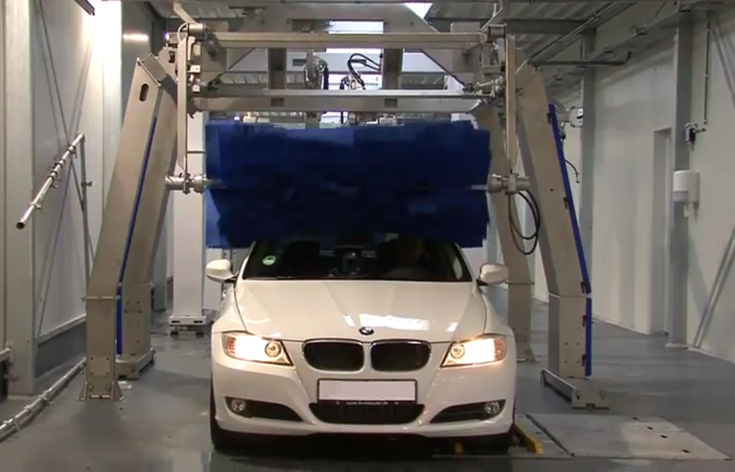 Мойка автомобиля валами со щетками в туннельной мойке