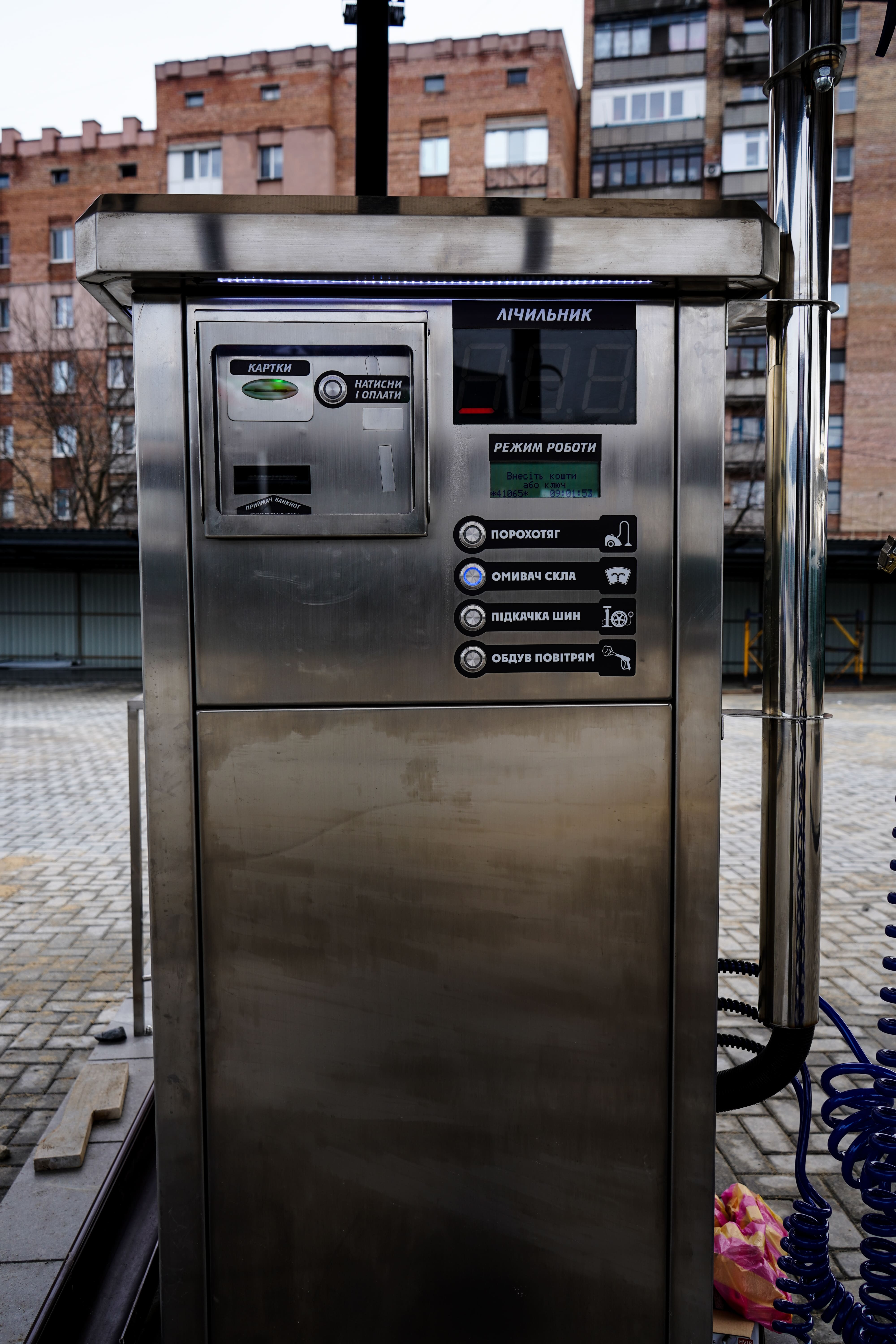 Пылесос для ухода за салоном автомобиля на мойке самообслуживания