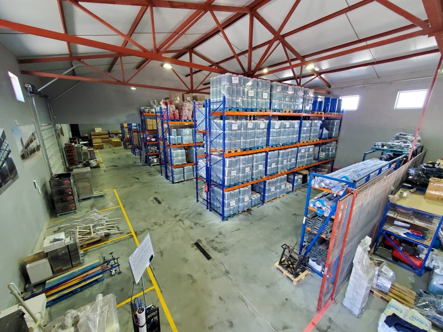 Собственный склад автохимии компании &laquo;Lux Wash&raquo;