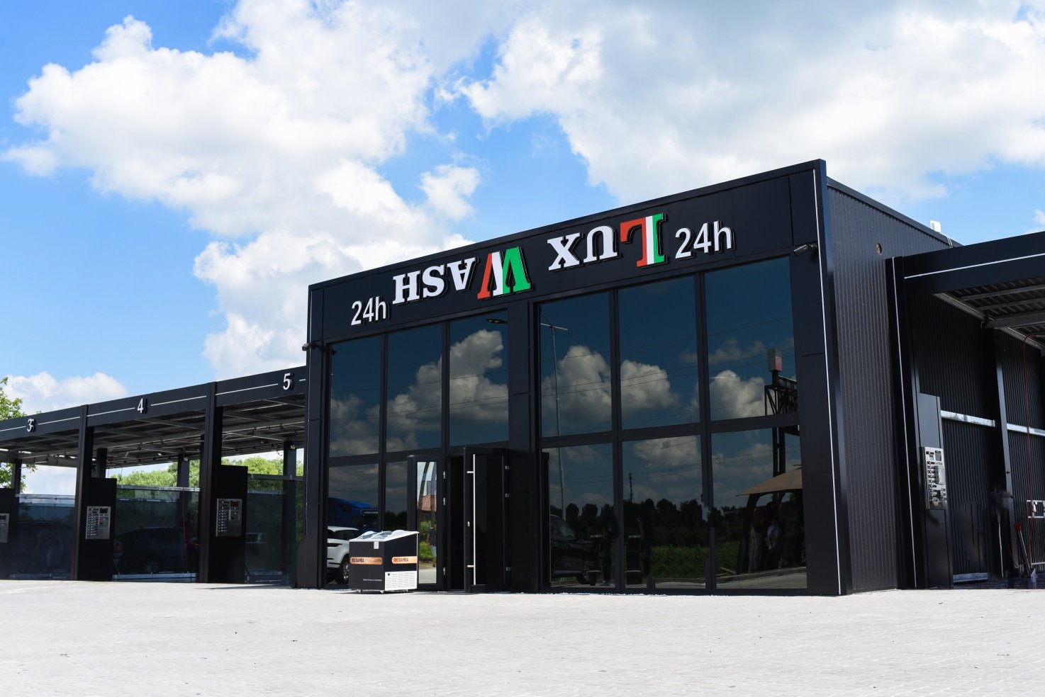 Фасад мойки самообслуживания в темных тонах