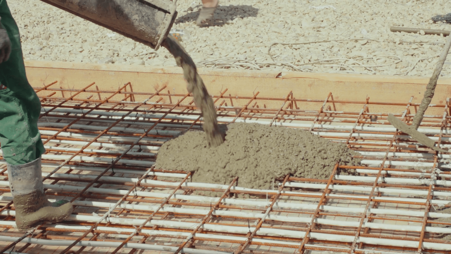 Заливка финишного слоя теплого пола на автомойке самообслуживания