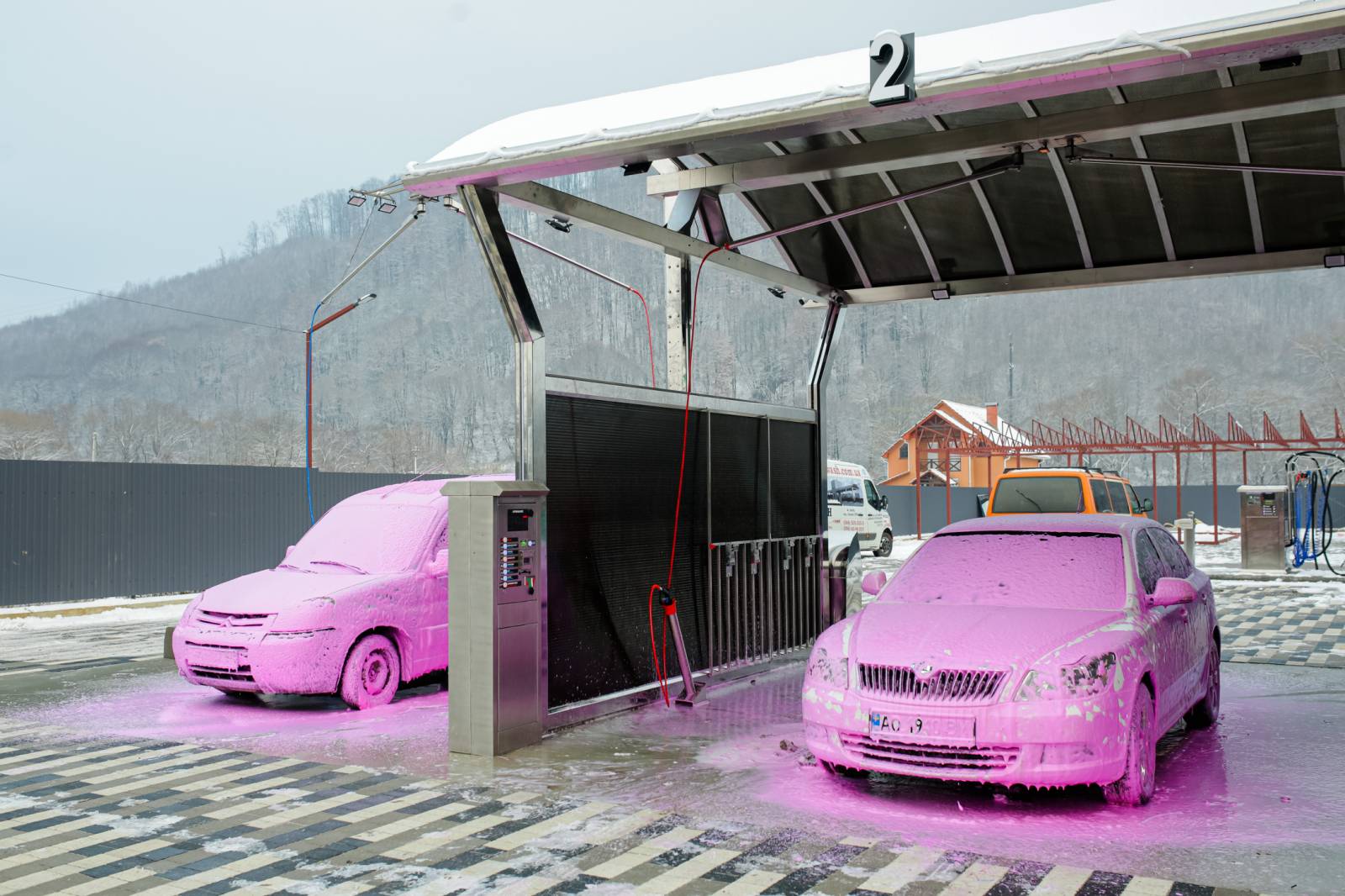 Дополнительная услуга мойки кузова автомобиля розовой пеной