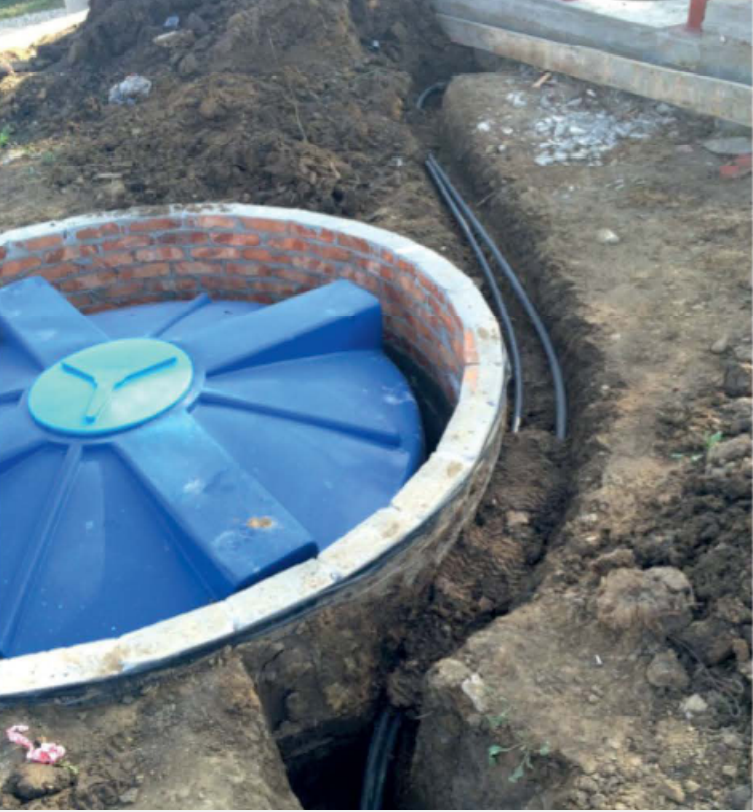 Септик для автомобильной мойки с люком для обслуживания