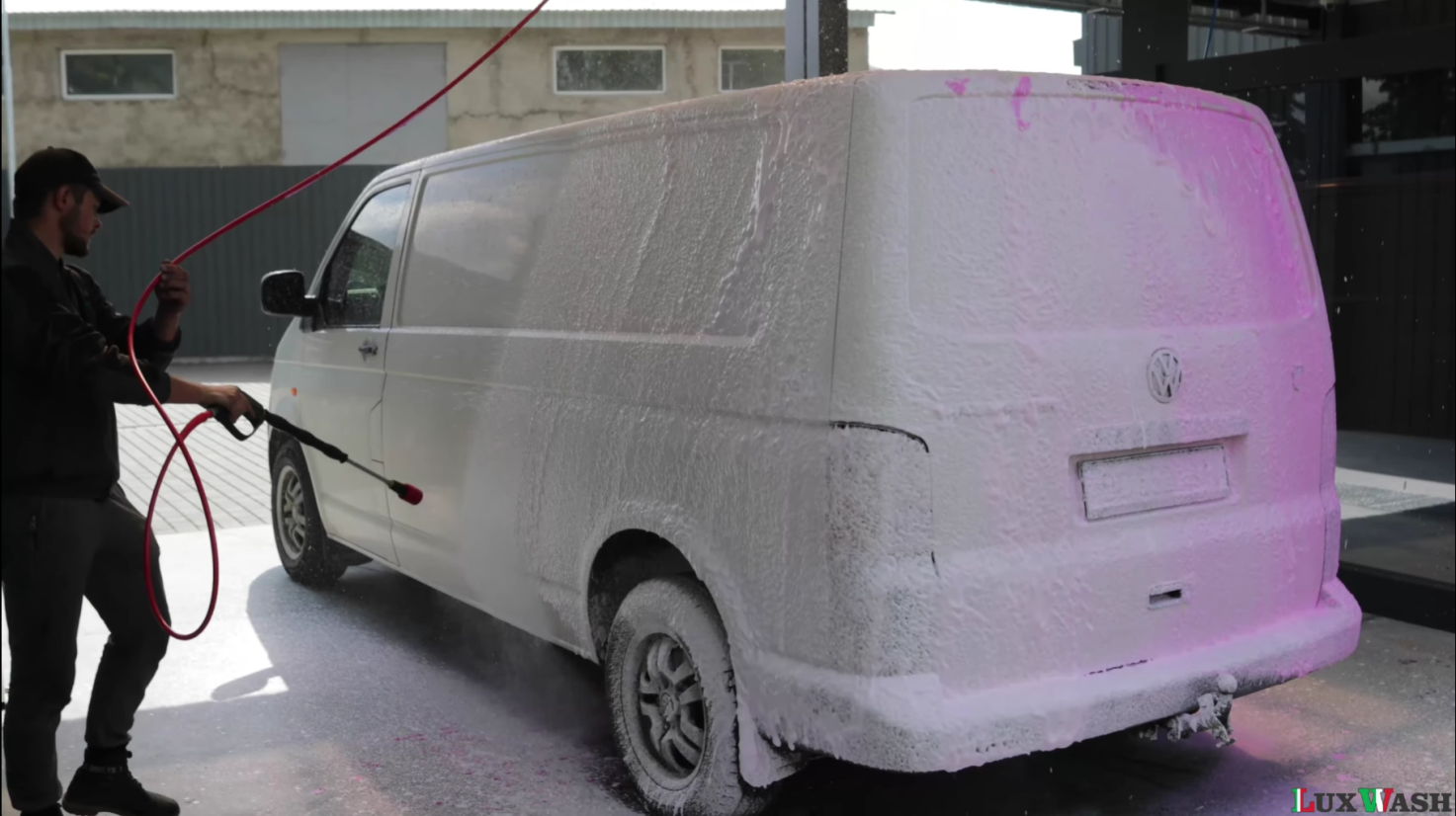 Пункт мойки самообслуживания с установкой для обработки авто розовой пеной