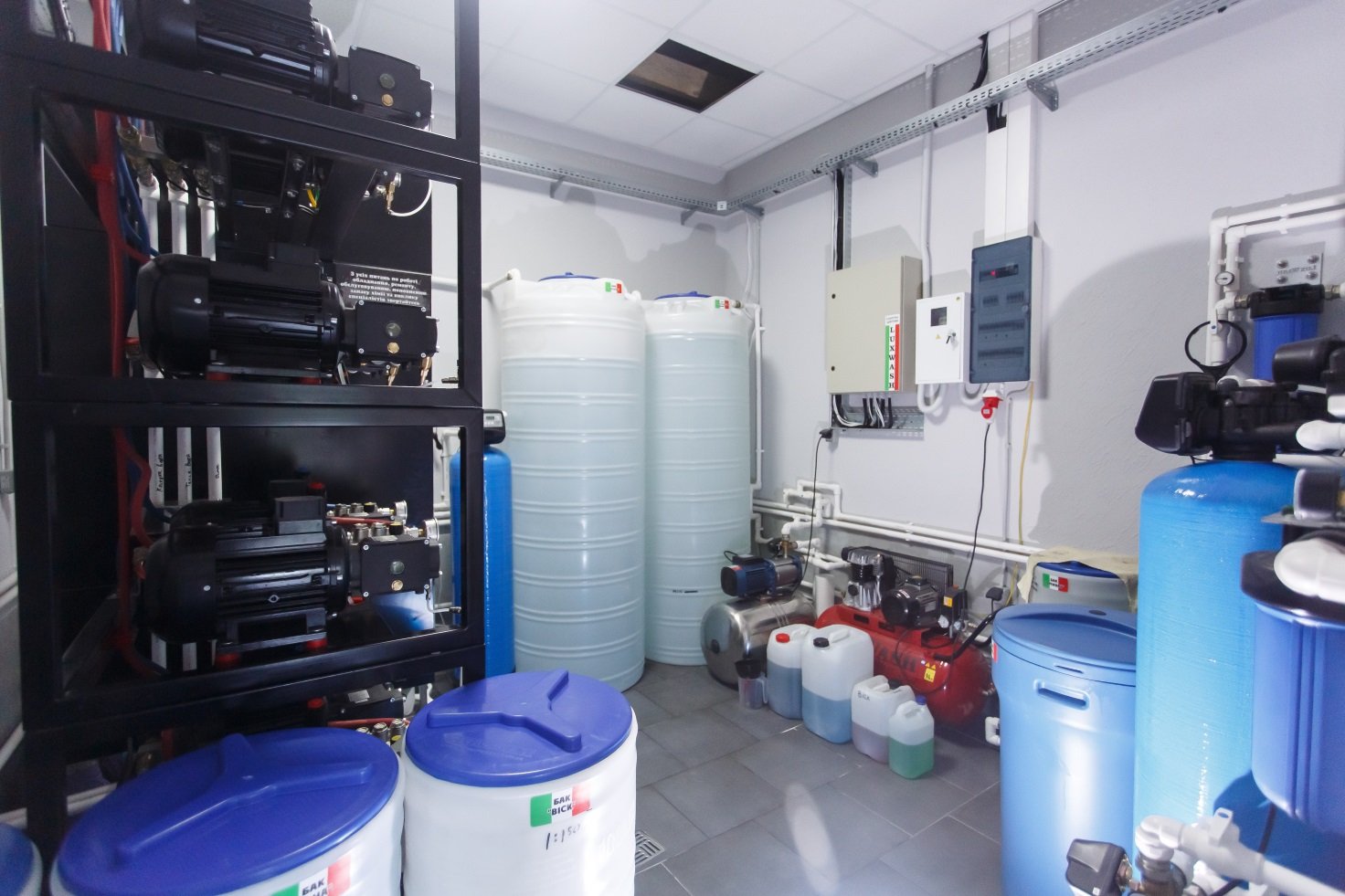 Оборудование для подачи автохимии и очистки воды на автомойке самообслуживания